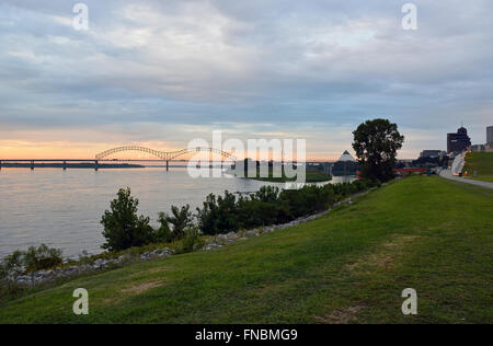 Sonnenuntergang über der i-40 Brücke über den Mississippi River führt in die Innenstadt von Memphis Tennessee. Stockfoto