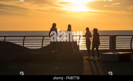 Blackpool, UK. 14. März 2016. Es gab ein herrlicher Sonnenuntergang am Ende einen schönen sonnigen Tag an der Küste von Fylde in Lancashire. Bildnachweis: Paul Melling/Alamy Live-Nachrichten Stockfoto