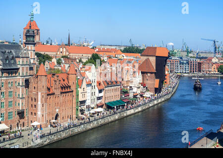 Alte Stadt Danzig in Polen mit der ältesten mittelalterlichen Hafenkran (Zuraw) in Europa. Luftaufnahme. Stockfoto