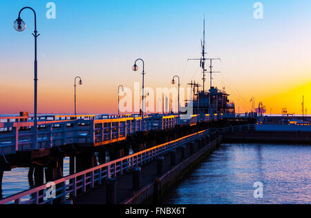 Sonnenaufgang auf dem Holzsteg (Molo) in Sopot, Polen Stockfoto