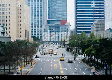 Blick auf Verkehr auf Songzhi Road, in der Xinyi District, Taipei, Taiwan. Stockfoto