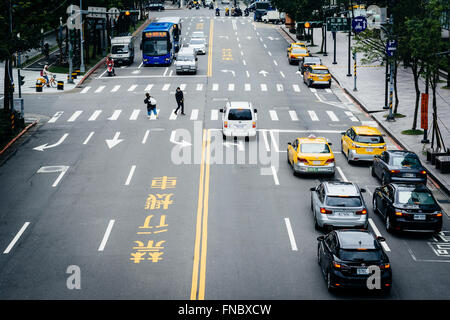 Blick auf Verkehr auf Songzhi Road, in der Xinyi District, Taipei, Taiwan. Stockfoto