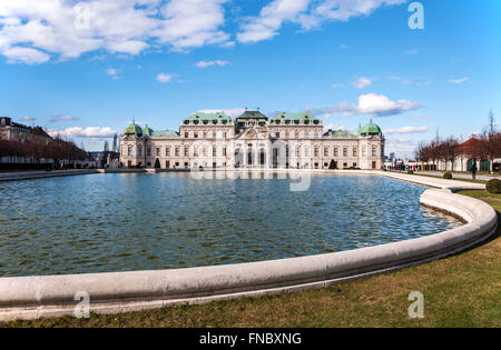 Barocke Schloss Belvedere in Wien, Österreich, mit dem Teich im Abendlicht Stockfoto