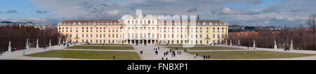 Schloss Schönbrunn und Park in Wien, mit den Besuchern am Sonntag im Winter. Breite panorama Stockfoto