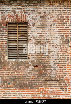 Gemauerte Wand Fensteröffnung in einem sehr alten Gebäude. Stockfoto