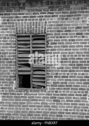 Gemauerte Wand Fensteröffnung in einem sehr alten Gebäude. Stockfoto