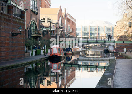 Narrowboats auf dem Kanal bei Brindley Platz Birmingham, England, UK Stockfoto