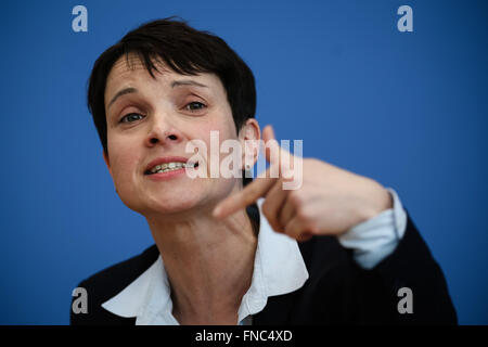 Berlin, Berlin. 14. März 2016. Frauke Petry, Leiter der Partei Deutschlands Anti-Migration, die Alternative für Deutschland (AfD), besucht eine Pressekonferenz mit anderen Führern der Partei in Berlin, am 14. März 2016. Deutschen Wahlberechtigten stimmen ihre Stimmzettel am Sonntag in den südwestlichen Staaten von Baden-Württemberg und Rheinland-Pfalz sowie östlichen Sachsen-Anhalt, drei neue regionale Parlamente zu wählen. Die AfD bemerkenswerte Gewinne bei den Wahlen aufgenommen und konnte in allen drei staatlichen Parlamenten zu brechen. Bildnachweis: Zhang Fan/Xinhua/Alamy Live-Nachrichten Stockfoto