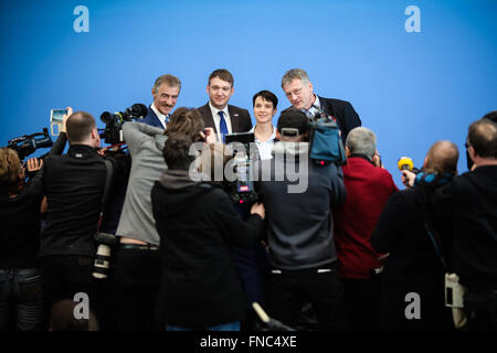 Berlin, Berlin. 14. März 2016. Frauke Petry (2. R), Leiter der Partei Deutschlands Anti-Migration, die Alternative für Deutschland (AfD), besucht eine Pressekonferenz mit anderen Führern der Partei in Berlin, am 14. März 2016. Deutschen Wahlberechtigten stimmen ihre Stimmzettel am Sonntag in den südwestlichen Staaten von Baden-Württemberg und Rheinland-Pfalz sowie östlichen Sachsen-Anhalt, drei neue regionale Parlamente zu wählen. Die AfD bemerkenswerte Gewinne bei den Wahlen aufgenommen und konnte in allen drei staatlichen Parlamenten zu brechen. Bildnachweis: Zhang Fan/Xinhua/Alamy Live-Nachrichten Stockfoto