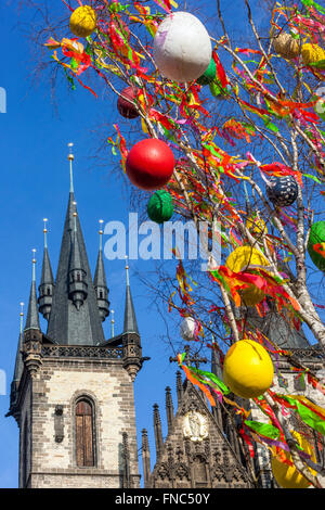 Tschechische Osterstadt Prag Altstädter Ring Tschechische Republik Europa Osterwelt Europäische Osterstadt geschmückter Baum Bunte Ostereier hängen mit Bändern Stockfoto