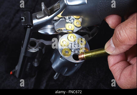 Mann laden Magnum Revolver Pistole closeup Stockfoto