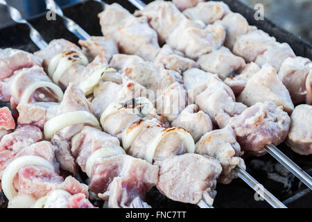 Kochen Schaschlik am Spieß Stockfoto