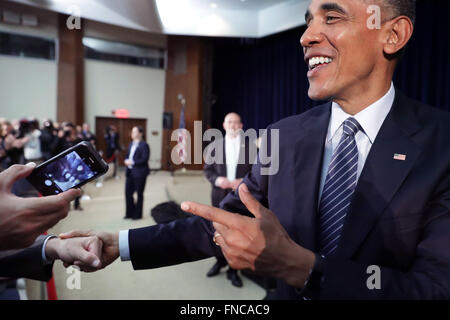 Washington, District Of Columbia, USA. 14. März 2016. United States President Barack Obama (R) lehnt einen Antrag auf ein "Selbstporträt" beim Gruß State Department Mitarbeiter auf der Leiter der Missionen Konferenz in Dean Acheson Auditorium bei der Truman Gebäude 14. März 2016 in Washington, DC. Obama hervor die Arbeit und Opfer von den Vereinigten Staaten diplomatische Korps und sprach über seine Verwaltung Leistungen. Bildnachweis: Chip Somodevilla/Pool über CNP Credit: Chip Somodevilla/CNP/ZUMA Draht/Alamy Live-Nachrichten Stockfoto