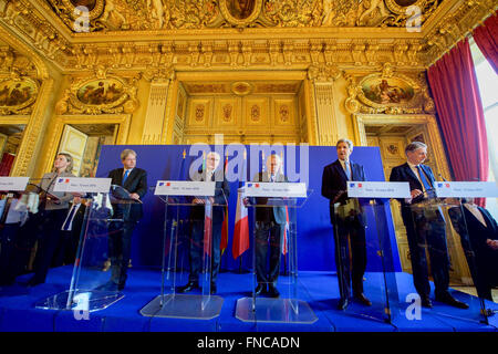 US Staatssekretär John Kerry liefert Bemerkungen während einer gemeinsamen Pressekonferenz mit dem E4 + 1 Außenminister des Quai d ' Orsay 13. März 2016 in Paris, Frankreich. Außenminister von links nach rechts: Europäische Union Federica Mogherini, Italiener Paolo Gentiloni, Deutsche Frank-Walter Steinmeier, Französisch Jean-Marc Ayrault, Amerikaner John Kerry und UK Philip Hammond. Stockfoto