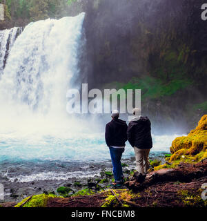 Zwei Männer erkunden Koosah Falls in Oregon entlang des historischen McKenzie. Stockfoto