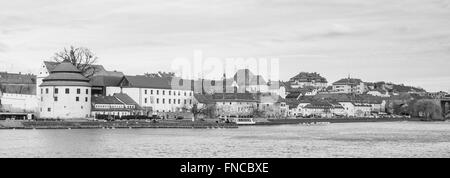 Brücke über die Drau mit einem Brunnen Stockfoto