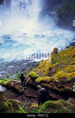 Zwei Männer erkunden Koosah Falls in Oregon entlang des historischen McKenzie. Stockfoto