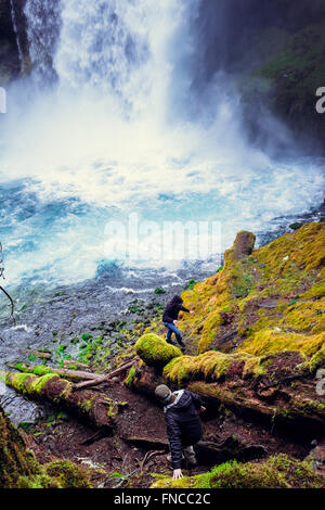 Zwei Männer erkunden Koosah Falls in Oregon entlang des historischen McKenzie. Stockfoto