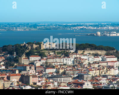 Blick auf die Stadt Lissabon. Burg São Jorge und Alfama und Tejo Stockfoto