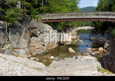 Fußgängerbrücke über den Swift River am felsigen Schlucht im White Mountain National Forest in der Nähe von Albany, New Hampshire, USA Stockfoto