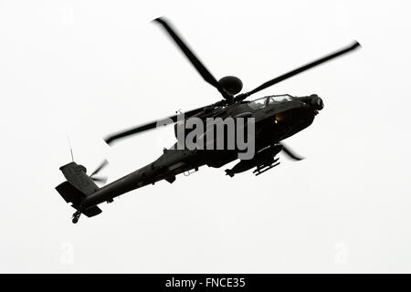 Army Air Corp Apache-Hubschrauber von RAF Wattisham über Woodbridge Flugplatz training Bereich, Rendlesham, Suffolk, UK. Stockfoto