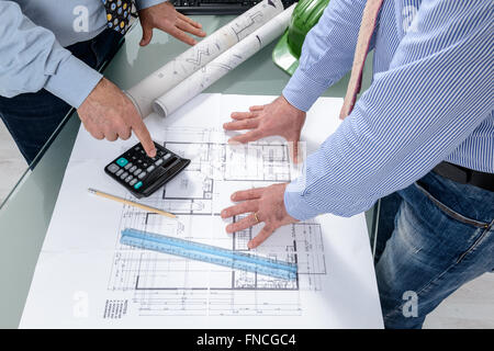 Designer, die in ihrem Atelier mit einem Projekt arbeiten Arbeitsplan. Closeup. Stockfoto