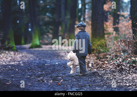 Niedliche kleine Kind, Vorschule junge, hält Laterne und Teddybär, in einem dunklen Wald wandern Stockfoto