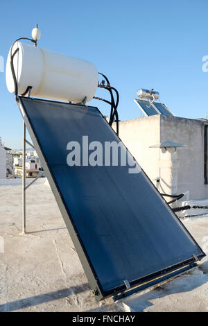 Solar-Warmwasser-Heizungen auf Dächern in Athen, Griechenland. Stockfoto