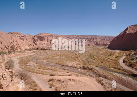 Tal des Flusses in der Atacama-Wüste in Pukara de Quitor, in der Nähe von San Pedro de Atacama, Chile Stockfoto