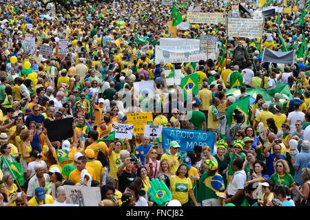 Brasilia, Brasilien. 13. März 2016. Zehntausende von Demonstranten versammeln sich entlang der Copacabana-Strand zu verlangen, den Rücktritt der brasilianischen Präsidentin Dilma Rousseff 13. März 2016 in Rio De Janeiro, Brasilien. Rousseff abgelehnte Anrufe für ihren Rücktritt inmitten einer politischen Sturm durch einen massiven Korruptionsskandal vertieft. Stockfoto