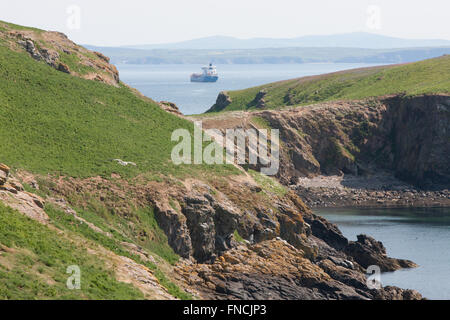 Öl-Tanker vor Anker aus Skomer Island.Pembrokeshire,Wales.Welsh. Stockfoto