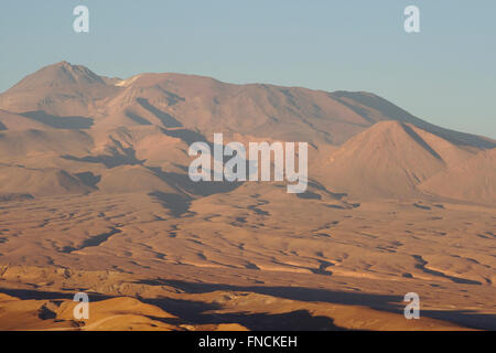 Vulkane der Anden, gesehen vom Valle De La Muerte in der Nähe von San Pedro de Atacama, Chile Stockfoto