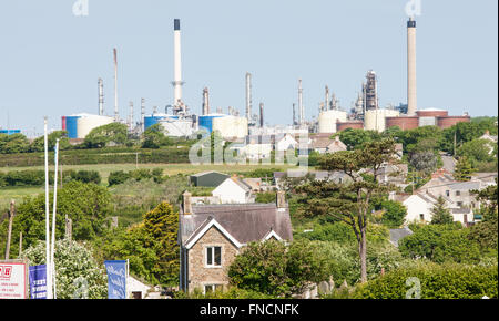 Residence, Wohnimmobilien, Kontrast, Industrie, Industrie, Haus, Grundstück, Wohnung in der Nähe von Milford Haven Ölraffinerie. Pembrokeshire, West, Wales, Großbritannien Stockfoto