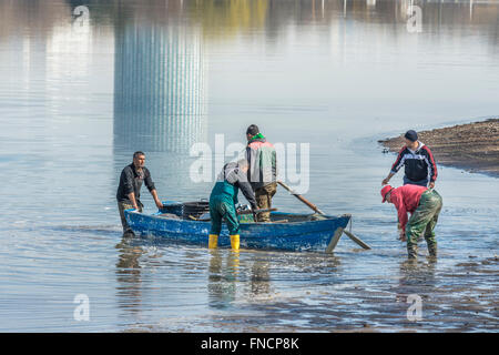 Bukarest, Rumänien - 6. März 2016: Fischer auf See Herastrau. Stockfoto