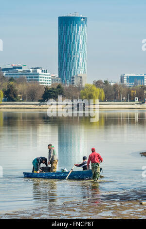 Bukarest, Rumänien - 6. März 2016: Fischer auf See Herastrau. Herastrau Park ist ein großer Park auf der nördlichen Seite des Buchare Stockfoto