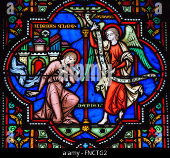 Glasfenster von der Prophet Daniel und der Erzengel Gabriel in der Kathedrale von Brüssel Stockfoto