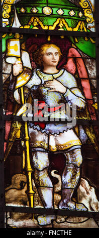 Heiliger Michael, Schutzpatron von Brüssel auf ein Glasfenster in der Saint Michael & Gudula Kathedrale in Brüssel, Belgien. Stockfoto