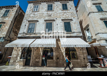 Gant Shop auf Stradun (oder Placa) - Kalkstein-gepflasterte Fußgängerzone in der Altstadt von Dubrovnik, Kroatien Stockfoto