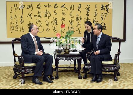 Peking, China. 14. März 2016. Chinese Foreign Minister Wang Yi (R) trifft sich mit seinem Gegenstück aus Aserbaidschan Elmar Mammedyarov in Peking, Hauptstadt von China, 14. März 2016. © Zhang Duo/Xinhua/Alamy Live-Nachrichten Stockfoto