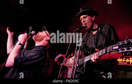 BARCELONA - 4 FEB: Slim Cessna Auto Club (amerikanische Country Musikband) führt im Beiwagen Stadium. Stockfoto