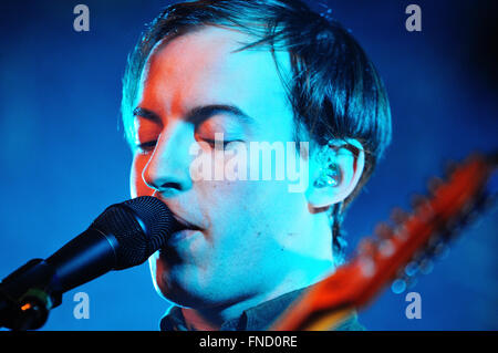 BARCELONA - FEB 21: Der Sänger von Bombay Bicycle Club (Band) führt auf Bikini Club am 21. Februar 2014 in Barcelona, Spanien. Stockfoto