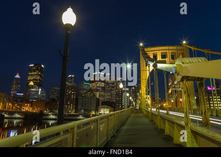 ROBERTO CLEMENTE BRIDGE SKYLINE INNENSTADT ALLEGHENY RIVER PITTSBURGH PENNSYLVANIA USA Stockfoto