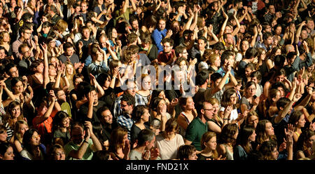 BARCELONA - Mai 16: Ein Blick von oben von Menschen, die ein Konzert im Razzmatazz Diskothek am 16. Mai 2014 klatschte. Stockfoto