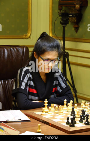 LVIV, UKRAINE - 11. März 2016: Hou Yifan China denkt über den Umzug während ihr 7. Spiel der FIDE Schachweltmeisterin Stockfoto