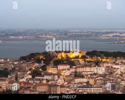 Blick auf die Stadt Lissabon. Burg São Jorge und Alfama und Tejo Stockfoto