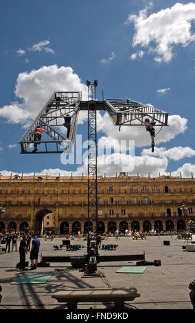 SALAMANCA, Spanien APRIL 29: Unbekannter Tänzer führt Luft akrobatische Show mit einem metallischen Platfform auf Höhe an Major Squa Stockfoto