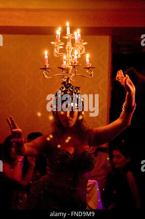 SALAMANCA, Spanien 30 APRIL: Unidentified Bauchtänzerin mit brennenden Kerzen, die Durchführung in einem Junggesellenabschied Restaurant am 30. April 20 Stockfoto