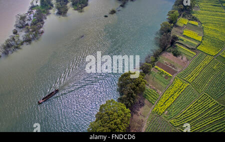 Yongzhou, Chinas Hunan Provinz. 14. März 2016. Ein Boot fährt am Fluss Xiaoshui in Daoxian, County Yongzhou Stadt, Zentral-China Provinz Hunan, 14. März 2016. Bildnachweis: He Hongfu/Xinhua/Alamy Live-Nachrichten Stockfoto