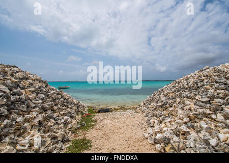 Lac Cai ist der Ort für Bonaire Fischer, der im Wasser mit Booten dort, seine besticht durch die Berge von Muscheln Stockfoto