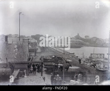 Antike c1895 Foto, Ansicht von Steamboat Wharf in Nantucket, Massachusetts. Die Kuppel in der Mitte des Bildes ist Jared Coffin House an der Spitze der Broad Street. Die First Congregational Church (befindet sich im Zentrum Str. 62) ist das höchste Gebäude im Hintergrund. Das große Gebäude direkt am Wasser auf der rechten Seite ist der Nantucket Athletic Club, Vorläufer des Nantucket Yacht Club. QUELLE: ORIGINAL FOTONEGATIV. Stockfoto